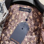 LOUIS VUITTON  2024 AutumnWinter New Collection  Heavy Industry Color Weaving Jacquard Classic Clover Logo Jacket, Baseball Jacket, Women's Jacket. Handsome and versatile for both men and women