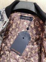 LOUIS VUITTON  2024 AutumnWinter New Collection  Heavy Industry Color Weaving Jacquard Classic Clover Logo Jacket, Baseball Jacket, Women's Jacket. Handsome and versatile for both men and women