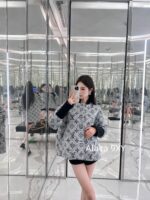 LOUIS VUITTON  2024 AutumnWinter New Collection  Heavy Industry Color Weaving Jacquard Classic Clover Logo Jacket, Baseball Jacket, Women's Jacket. Handsome and versatile for both men and women - Image 17