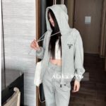 Prada Super Comfortable  Sports Commuting  Wear the classic embroidered letter logo hooded sweatshirt sports suit from the 2024 early autumn collection.