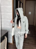 Prada Super Comfortable  Sports Commuting  Wear the classic embroidered letter logo hooded sweatshirt sports suit from the 2024 early autumn collection.