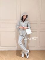 Prada Super Comfortable  Sports Commuting  Wear the classic embroidered letter logo hooded sweatshirt sports suit from the 2024 early autumn collection. - Image 4