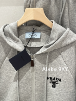 Prada Super Comfortable  Sports Commuting  Wear the classic embroidered letter logo hooded sweatshirt sports suit from the 2024 early autumn collection. - Image 5
