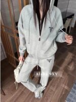 Prada Super Comfortable  Sports Commuting  Wear the classic embroidered letter logo hooded sweatshirt sports suit from the 2024 early autumn collection. - Image 6