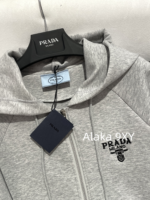 Prada Super Comfortable  Sports Commuting  Wear the classic embroidered letter logo hooded sweatshirt sports suit from the 2024 early autumn collection. - Image 13