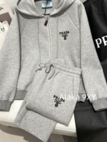 Prada Super Comfortable  Sports Commuting  Wear the classic embroidered letter logo hooded sweatshirt sports suit from the 2024 early autumn collection. - Image 15