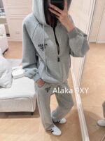 Prada Super Comfortable  Sports Commuting  Wear the classic embroidered letter logo hooded sweatshirt sports suit from the 2024 early autumn collection. - Image 33