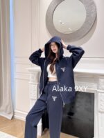 Prada Super Comfortable  Sports Commuting  Wear the classic embroidered letter logo hooded sweatshirt sports suit from the 2024 early autumn collection. - Image 35