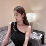LOUIS VUITTON Personal Collection/24ss Early Autumn New Collection Sexy Slanted Shoulder Hollow Badge Letter Logo Metal Chain  A slim dress with a wrapped buttocks for women.
