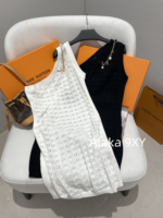 LOUIS VUITTON Personal Collection/24ss Early Autumn New Collection Sexy Slanted Shoulder Hollow Badge Letter Logo Metal Chain  A slim dress with a wrapped buttocks for women. - Image 5