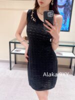 LOUIS VUITTON Personal Collection/24ss Early Autumn New Collection Sexy Slanted Shoulder Hollow Badge Letter Logo Metal Chain  A slim dress with a wrapped buttocks for women. - Image 26