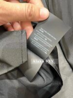 Yves Saint Laurent is super comfortable with a drape and skin friendly acetate fabric Y  2024 Autumn/Winter New Couplet Vneck Acetate Shirt for Women. Available in black and white - Image 13