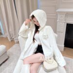 MIUMIU White Rich Beauty Dressing24ss Autumn/Winter New Collection  White environmentally friendly rhinestone letter logo hooded zipper style fur coat for women.