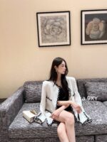 chanel   Haute Couture Handmade Workshop Series  Classic White Four Pocket Knitted Floral Coat for Women. 100 imported silk camellia lining