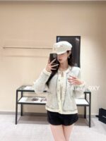 chanel   24A Early Autumn New CollectionUltra Gentle White Grey Chain  Round neck color blocked woolen knitted cardigan jacket for women. - Image 10