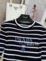 Prada White Rich Beauty Dress EssentialSuper Show Body 2024 Early Autumn New Collection Classic Inverted Triangle Jacquard Letter Logo Round Neck Wool Knitted Seven Sleeve Sweater for Women - Image 32