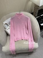 prada  2024SS AutumnWinter New Collection Heavy duty High Proportion Cashmere Fabric   High neck pink button down wool sweater for women - Image 3