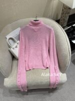 prada  2024SS AutumnWinter New Collection Heavy duty High Proportion Cashmere Fabric   High neck pink button down wool sweater for women - Image 5
