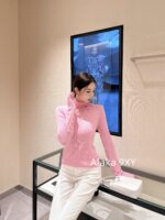 prada  2024SS AutumnWinter New Collection Heavy duty High Proportion Cashmere Fabric   High neck pink button down wool sweater for women - Image 16