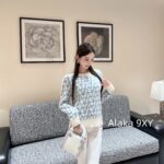 VALENTINO  2024 AutumnWinter New Collection  Blue and white color blocked wool jacquard logo classic Vletter round neck pullover sweaterknitted cardigan jacket for women. Super Whitening