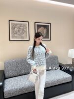 VALENTINO  2024 AutumnWinter New Collection  Blue and white color blocked wool jacquard logo classic Vletter round neck pullover sweaterknitted cardigan jacket for women. Super Whitening