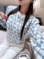 VALENTINO  2024 AutumnWinter New Collection  Blue and white color blocked wool jacquard logo classic Vletter round neck pullover sweaterknitted cardigan jacket for women. Super Whitening - Image 5