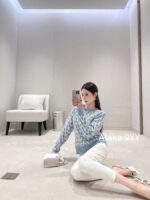 VALENTINO  2024 AutumnWinter New Collection  Blue and white color blocked wool jacquard logo classic Vletter round neck pullover sweaterknitted cardigan jacket for women. Super Whitening - Image 10