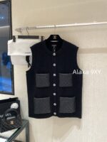 Chanel delivers original dust bag  2024a AutumnWinter New Collection  Women's Cashmere Vest with Genuine Leather Mouth to Gemstone Buckle. Bai Fumei temperament style