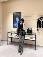 Chanel delivers original dust bag  2024a AutumnWinter New Collection  Women's Cashmere Vest with Genuine Leather Mouth to Gemstone Buckle. Bai Fumei temperament style - Image 11