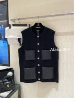 Chanel delivers original dust bag  2024a AutumnWinter New Collection  Women's Cashmere Vest with Genuine Leather Mouth to Gemstone Buckle. Bai Fumei temperament style - Image 13