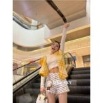 BURBERRY "Early Autumn Outfit for High School Ladies"  The new wool plaid hooded shawl scarf for autumn and winter 24 is hereDopamine colored scarf is available for selection - Image 4