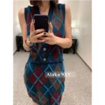 Chanel's "French Retro Street Relaxation" 24A Autumn/Winter New Collection  Women's Vneck Diamond Grid Color blocked Cashmere Sweater. Imported Kashmir cashmere fabric - Image 12