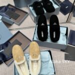 PRADA  24 Autumn/Winter New Collection/Imported Australian Lamb Wool Fabric Suede Inverted Triangle Logo Single Shoes Le Fu Shoes. Soft, comfortable, and easy to wear