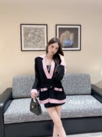 chanel   2024k Autumn/Winter New CollectionShowpiece Color blocked Wool Knitted Vneck Pocket Dress for Women. White rich and beautiful socialites must make a deposit - Image 4