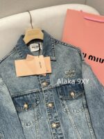 miumiu  2024 Early Autumn New Collection  Classic Knife Cut Letter Logo Collar Denim Coat for Women. Same style as Zhang Yuanying - Image 4