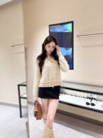 chanel   2024 Autumn/Winter New CollectionWhite Rich Beauty Dress Up Leather Zipper Collar Long Hair Hoodie Leather Sweater Metal Logo Brooch for Women - Image 6