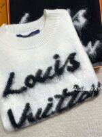 LOUIS VUITTON Haute SensationMust Buy White Rich Beauty   2024 autumn and winter new high proportion cashmere mohair long hair blended letter logo knitted short sleeved Tshirt sweater for women. - Image 11