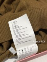 miumiu  New color scheme for autumn and winter 24Classic letter logo, retro age reducing college style outfit, 100 cashmere fabric, knitted cardigan, long sleeved - Image 6