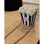 CHANEL's new model is extremely difficult to buy, same as Jennie's  24 Collector Series Heavy duty Pearl Box Resin Chain  Package/Banquet Package. Gift box packaging