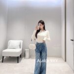 CHANEL AutumnWinter Style KingSuper Comfortable   2024 autumnwinter new wool logo round neck striped base knit sweater. Available in three colors