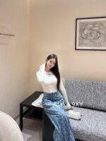 CHANEL AutumnWinter Style KingSuper Comfortable   2024 autumnwinter new wool logo round neck striped base knit sweater. Available in three colors - Image 5