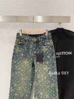 LOUIS VUITTON  The versatile and versatile pants are here24k autumn and winter new series laser electric painting logo high waist slimming wide leg pants for women. Pear shaped figure is a musthave for fashion