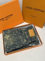 LOUIS VUITTON  The versatile and versatile pants are here24k autumn and winter new series laser electric painting logo high waist slimming wide leg pants for women. Pear shaped figure is a musthave for fashion - Image 4