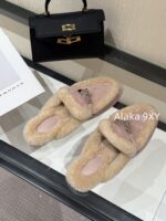Hermes  A musthave for autumn and winter2024 new imported Australian 100 lamb wool Kelly button suede slippers for women. Italian genuine leather outsole - Image 34
