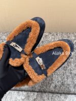 Hermes  A musthave for autumn and winter2024 new imported Australian 100 lamb wool Kelly button suede slippers for women. Italian genuine leather outsole