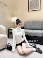 LOEWE   2024 Early Autumn New Collection  Heavy Industry Pit Striped Knitted Base Sweater Embroidered Logo High Neck Woolen Sweater for Women - Image 3