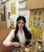 Laurustinus White Moonlight Wealthy Girl Dress Up   2024 SS Early Autumn New Collection Handmade Custom Heavy Industry Feather Milk White Sweater/Knitted Cardigan for Women - Image 25