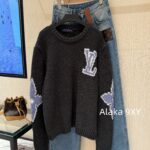LOUIS VUITTON  2024 Autumn/Winter New Collection _ Classic Jacquard Letter Logo High Grade Grey Series 100 Sheepskin Fabric Hooded Sweater. Same gender design