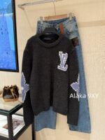 LOUIS VUITTON  2024 Autumn/Winter New Collection _ Classic Jacquard Letter Logo High Grade Grey Series 100 Sheepskin Fabric Hooded Sweater. Same gender design
