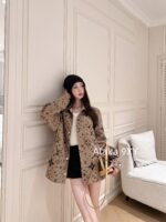 LOUIS VUITTON 24 Autumn/Winter Collection  Customized lapel print logo letter milk coffee color premium cashmere  Mulberry silk shirt jacket shipment - Image 3